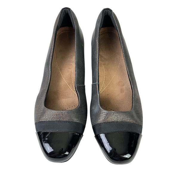 CLARKS Black Bronze Slip On Patent Leather Loafers Slip On Shoes Flats sz 7 M - Picture 4 of 16